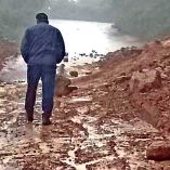 Una persona camina por una zona de derrumbe por las lluvias en Chiapas.