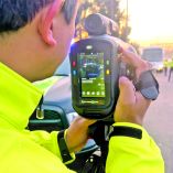 En el material audiovisual se observa la detección de tres cargueros que circulaban por carriles centrales.