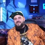 Seguidores alertaron a El Temach sobre una presencia extraña en plena transmisión en vivo.