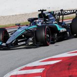 Mercedes logró el mejor tiempo y sus dos pilotos completaron importantes distancias el miércoles en Barcelona.