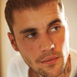 Justin Bieber no solo vuelve al escenario, también lo hace con fuerza en las nominaciones, pues el cantante llega a esta edición con cuatro candidaturas.