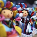 Muñecas Lele artesanales con cabeza circular, trenzas y tocado de listones de colores, elaboradas en tela por artesanas otomíes de Santiago Mexquititlán, Amealco de Bonfil, Querétaro, protegidas como Indicación Geográfica por el IMPI.