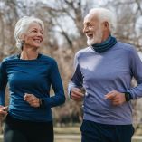 Envejecer de forma saludable depende de hábitos cotidianos como la alimentación, el descanso y la vida social.