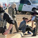 Agentes de ICE detienen a un manifestante durante una manifestación y vigilia frente al Centro Residencial Familiar del Sur de Texas en Dilley