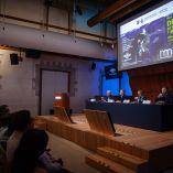 Mesa redonda Dr. Atl: actualidad y memoria durante la Noche de Museos en la Ciudad de México, con especialistas sentados en un auditorio mientras se proyecta una imagen del artista y el título del evento, en enero de 2026.