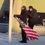 Transeúntes y personal del lugar impidieron que la bandera estadounidense fuera colocada.