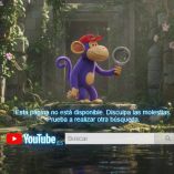 Imagen ilustrativa de YouTube con un personaje animado sosteniendo una lupa frente a un mensaje de “esta página no está disponible”, que simboliza la eliminación o despublicación de canales y videos generados con inteligencia artificial de baja calidad.