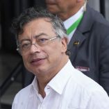 El presidente colombiano Gustavo Petro llega al Palacio de las Garzas en Ciudad de Panamá para participar en el Foro Económico Internacional de América Latina y el Caribe 2026, organizado por CAF junto al Gobierno de Panamá.