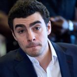 El hombre disfrazado aseguró tener documentos para liberar a Mangione.