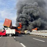 Un tractocamión se incendió tras una carambola en la autopista Querétaro–San Luis Potosí.