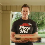 Brady es el rostro del nuevo comercial de Pizza Hut, la pizza oficial de la NFL