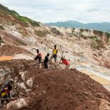 Mineros artesanales excavan una mina de coltán en Rubaya, en la provincia de Kivu del Norte, este del Congo, una zona montañosa y de alto riesgo controlada por el grupo rebelde M23, donde la extracción se realiza sin medidas básicas de seguridad.
