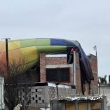 Un globo aerostático se desplomó sobre una casa