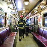 Algunos trenes debieron detenerse en túneles entre estaciones; los rescatistas evacuaron a casi 500 personas.