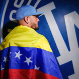 Miguel Rojas, campeón de Serie Mundial con los Dodgers, quedó fuera del Clásico Mundial de Beisbol tras no recibir la aprobación del seguro.