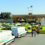 Ambulancias esperaban en el lado egipcio del cruce fronterizo de Rafá con la Franja de Gaza, en el noreste de Egipto.