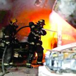 Bomberos sofocaron los incendios de los autos.