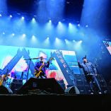 Ante 18 mil personas reunidas en el Palacio de los Deportes, Molotov lanzó consignas contra las redadas migratorias en EU.