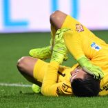 Emil Audero se fue al suelo tras el estallido y tuvo que recibir atención médica.