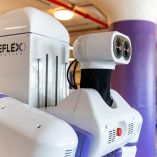 En el video que compartió en sus redes sociales se puede apreciar como el gobernador estatal interactúa con un robot humanoide que le proporciona una bebida y también toma su abrigo.