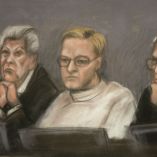 Un retrato judicial muestra a Marius Borg Hoiby (C), hijo de la princesa heredera noruega Mette-Marit, flanqueado por los abogados defensores Ellen Holager Andenaes y Petar Sekulic durante el primer día del juicio contra Hoiby, en Oslo el 3 de febrero de 2026. El hijo de la princesa heredera de Noruega se declaró no culpable de cuatro cargos de violación al inicio de su juicio de alto perfil en Oslo, informó un periodista de AFP presente en la sala.