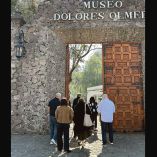 Visitantes a la muestra Horizontes de sentido entrando al Museo Dolores Olmedo.