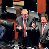 Adán Augusto López sonríe en la sede del Senado.v