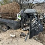 Tras el hecho, se solicitó de urgencia una ambulancia para trasladar a la persona; la camioneta transportaba pacas de alimento para animales.