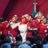 Layda Sansores San Román, gobernadora de Campeche, durante la presentación de su Cuarto Informe de Gobierno en el Centro de Convenciones Campeche XXI, rodeada por funcionarios de su gabinete y asistentes al evento.