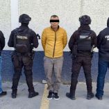Hombre detenido por Fuerza Civil en Monterrey, Nuevo León, escoltado por agentes estatales tras ser asegurado con más de 200 dosis de droga y municiones, durante un operativo de seguridad.