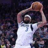 Anthony Davis (3) no dejó de ser aquejado por las lesiones desde que llegó a Dallas en un cambio por Luka Doncic el 1 de febrero de 2025.