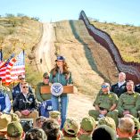La secretaria de Seguridad Nacional, Kristi Noem, ofreció una conferencia de prensa en la frontera entre Estados Unidos y México el 4 de febrero de 2026 en Nogales, Arizona. Noem habló sobre seguridad fronteriza y política migratoria, y entregó reconocimientos a agentes del orden.