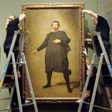 Trabajadores del Museo del Prado desmontando el lienzo Pablo de Valladolid.