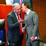 Manuel Velasco (der.) afirmó que siguen negociaciones con Pablo Gómez sobre la reforma electoral.