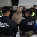 Hernán Bermúdez, exsecretario de Seguridad de Tabasco, escoltado por agentes de la Agencia de Investigación Criminal tras llegar al Aeropuerto Internacional de Toluca, luego de ser expulsado de Paraguay y previo a su traslado al penal federal del Altiplano.
