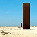 East-West/West-East, del escultor Richard Serra.