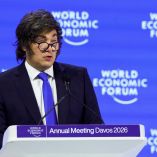 El presidente argentino Javier Milei habla desde el atril durante el Foro Económico Mundial en Davos 2026, con fondo azul del evento, en una presentación ante líderes políticos y empresariales internacionales.