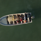 Vista aérea de un bote con pescadores y redes de enmalle en el Alto Golfo de California, zona crítica para la protección de la vaquita marina.