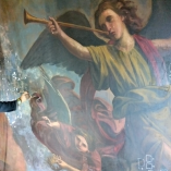 Restaurador trabaja directamente sobre un ángel del mural de Gonzalo Carrasco en la Parroquia de la Sagrada Familia, en la colonia Roma, realizando tareas de limpieza y consolidación de la capa pictórica durante el proceso de restauración.