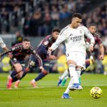 Kylian Mbappé marcando desde el manchón penal ente el Levante.