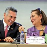 Alejandro Moreno, dirigente nacional del PRI y Guadalupe Taddei, presidenta del INE.