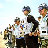 Los negociadores Steve Witkoff y Jared Kushner visitaron ayer el portaviones USS Abraham Lincoln en el Mar Arábigo.