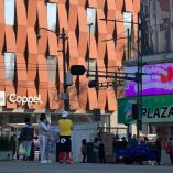 Personas afuera de su casa tras la activación de la alerta sísmica