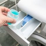 ¿Cuánto jabón se debe usar para lavar? Este error daña tu ropa y la lavadora.