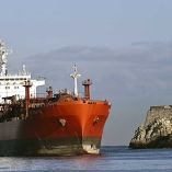 Buque de suministro arribando a Cuba.