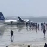 Un avión con 55 personas se estrelló en una playa de Mogadiscio, Somalia, tras una falla mecánica; todos fueron evacuados sin víctimas fatales.