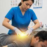 La quiropraxia ayuda al cuerpo a dejar de sentir dolor y corregir algunos errores en el movimiento.