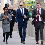 Abogados de Meta caminan hacia el Tribunal Superior del Condado de Los Ángeles, donde inicia un juicio en Estados Unidos que analiza si las redes sociales fueron diseñadas para generar adicción en niños y adolescentes.