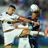 Guillermo Martinez (9), de Pumas, y el defensor Jeppe Tverskov (6), del San Diego United, disputan un balón en el campo de CU.