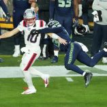 Drake Maye (10) padeció seis capturas durante el Super Bowl, que bien pudieron agravar su problema en el hombro.